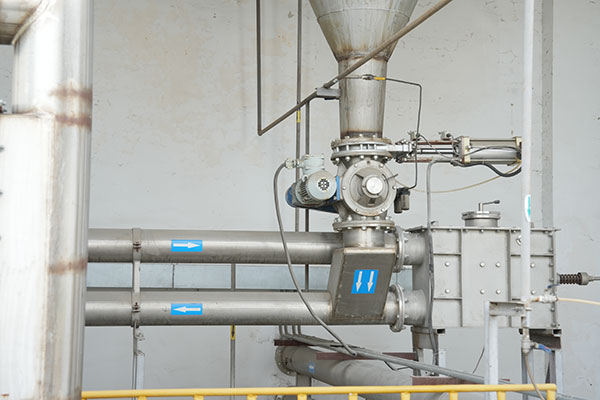 Opslagtanks van grondstof